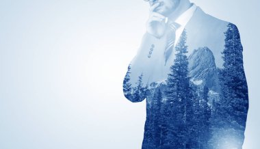 Dağ ile ayakta işadamı