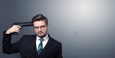 Genç işadamı kafasına silahla ateş