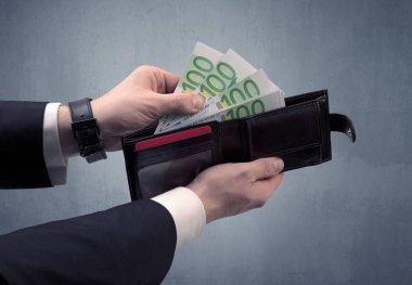 Takım elbise elinde euro cüzdanından dışarı alır