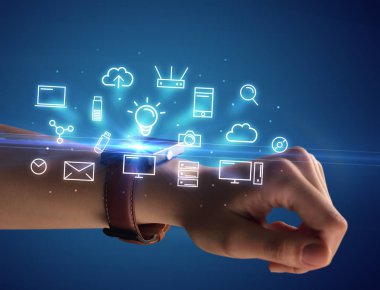 Smartwatch Multimedya sembolleri ile giyen el