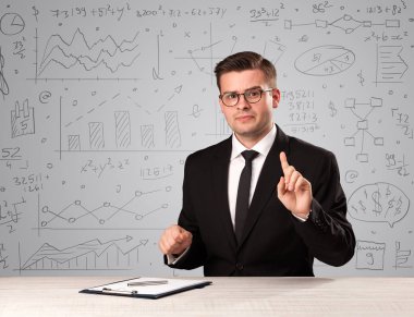 Masada oturan bir iş adamı.