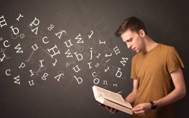 Genç adam kitap harfleri ile