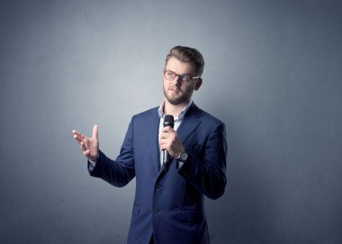 İşadamı holding mikrofon