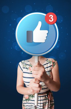 Facebook üye tutan kadın 