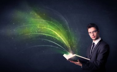 Genç adam dalga ile kitap