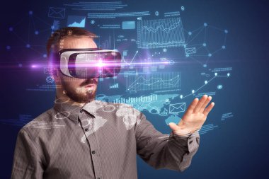İşadamı ile sanal gerçeklik koruyucu gözlük 