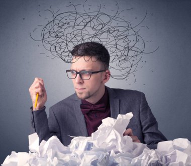 İşadamı buruşuk kağıt üzerinde