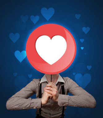 Kalp işareti tutan işadamı