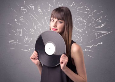 Vinil kaydı tutan kadın