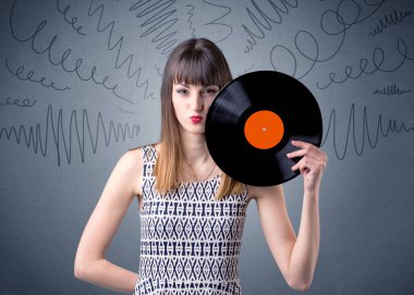 Vinil kaydı tutan kadın