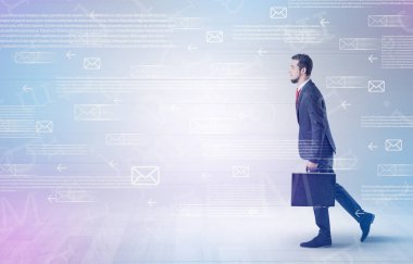 İşadamı ile posta kavramı yürüyüş