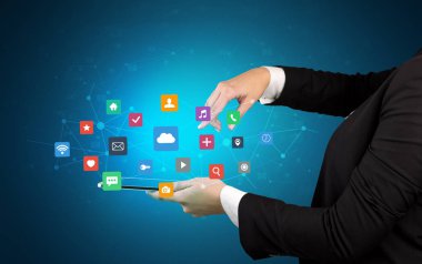 Tablet ve uygulama simgeleri yukarıda tutan el