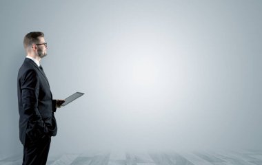 Boş bir alanda ayakta işadamı