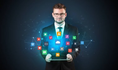 Tablet ve uygulama ile genç işadamı