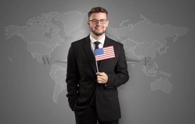 Adam bayrağı ve harita arka plan ile ayakta