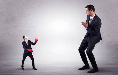 Küçük maskeli işadamı için yalvarıyor işadamı