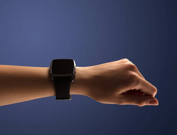 Gros plan main féminine avec balck smartwatch écran — Photo