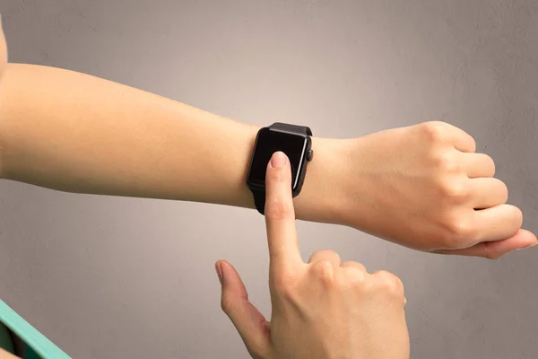 Mano con smartwatch — Foto de Stock