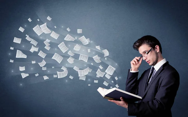 Joven hombre sosteniendo libro — Foto de Stock