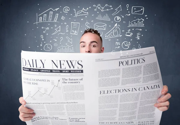 Empresário lendo jornal — Fotografia de Stock