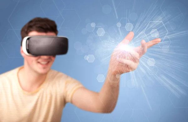 Man wearing virtual reality goggles — Stock Photo, Image