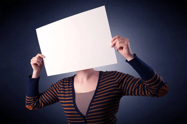 Mujer sosteniendo papel en blanco —  Fotos de Stock