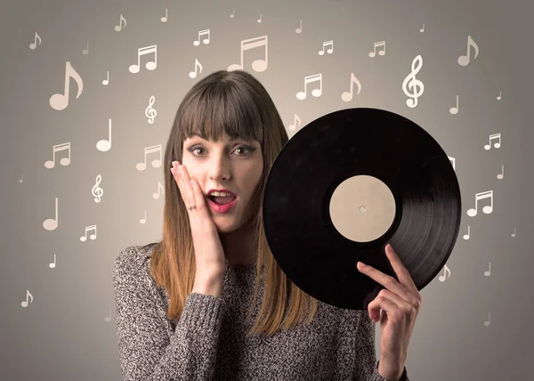 Lady sosteniendo disco de vinilo —  Fotos de Stock