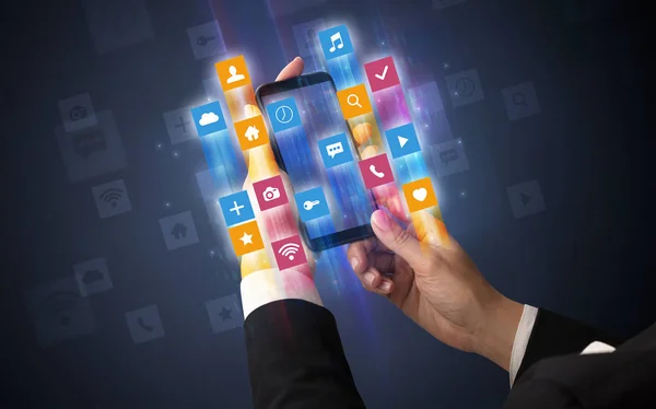 Main utilisant un smartphone avec des icônes d'application angulaires — Photo