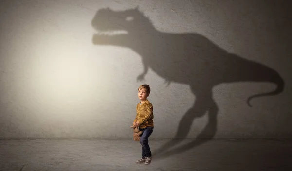 Dinosaurus skugga bakom söt pojke — Stockfoto