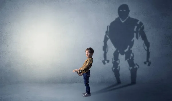 Роботман тень милого маленького мальчика — стоковое фото