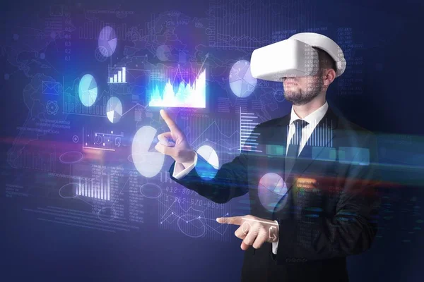 Man met Vr bril met grafieken en rapporten — Stockfoto