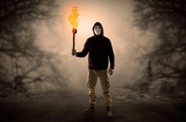 Adam flambeau yanma ile bir çalılık dan geliyor