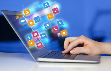 El laptop renkli uygulama simgeler ve semboller kavramı ile kullanma