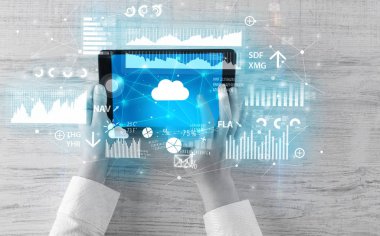 Tablet tutarak ve finantial rapor kavramı kontrol el