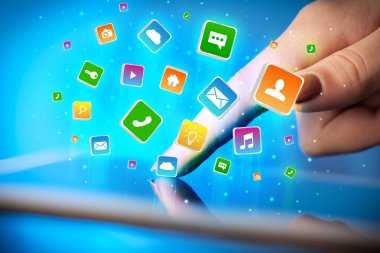 El ile uygulama simgeleri etrafında uçan tablet kullanma