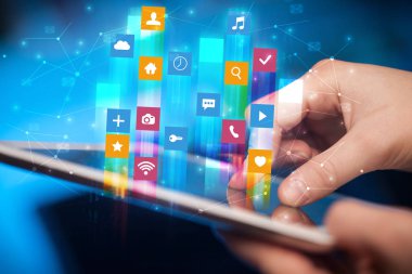 El ile uygulama simgeleri etrafında uçan tablet kullanma