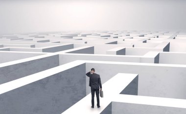 Bir labirentin ortasında küçük iş adamı