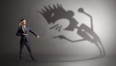 Karate adam büyük bir korku gölge ile mücadele