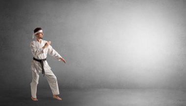 Boş bir alanda mücadele küçük karate adam