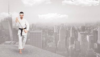 Üst kısmında bir metropol karate yapan karate adam