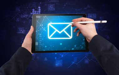 Tablet ile online kavramı kullanarak ele