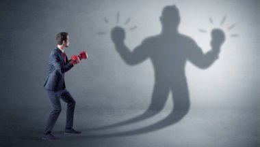 İş adamı silahsız gölgesini ile mücadele
