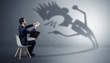 İşadamı pazarlık canavarı gölgeli