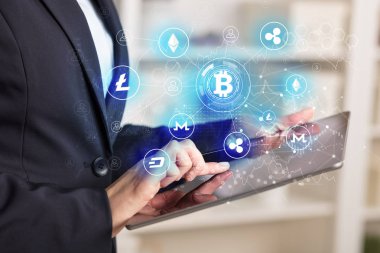 İş kadını tablet bitcoin bağlantı ağ kavramı ile kullanma