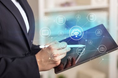 İş kadını tablet bulut teknoloji kavramı ile kullanma