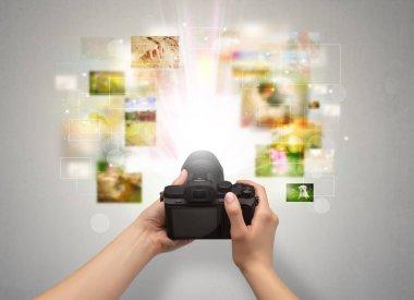 El yaşam olayları digital fotoğraf makinesi ile yakalar.