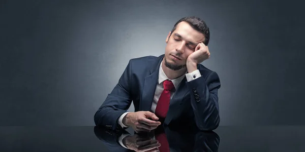 Бізнесмен заснув на робочому місці — стокове фото