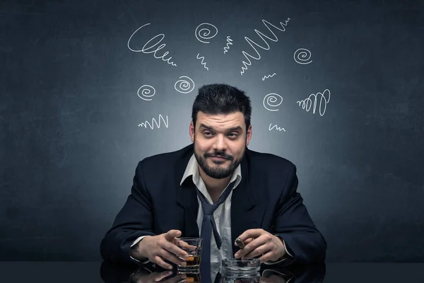 Pijany mężczyzna w jego biurze z koncepcją doodle — Zdjęcie stockowe