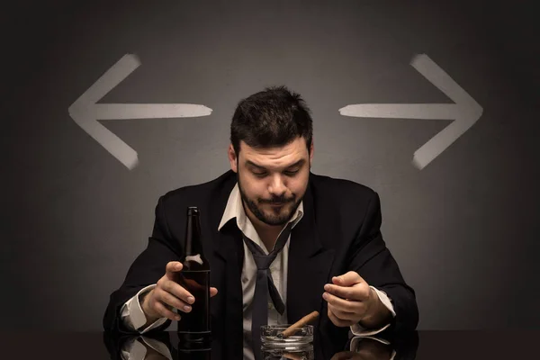 주위에 화살표와 함께 테이블에 앉아 술에 취해 남자 — 스톡 사진