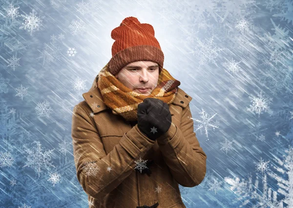 男孩冻在温暖的衣裳和雪概念 — 图库照片